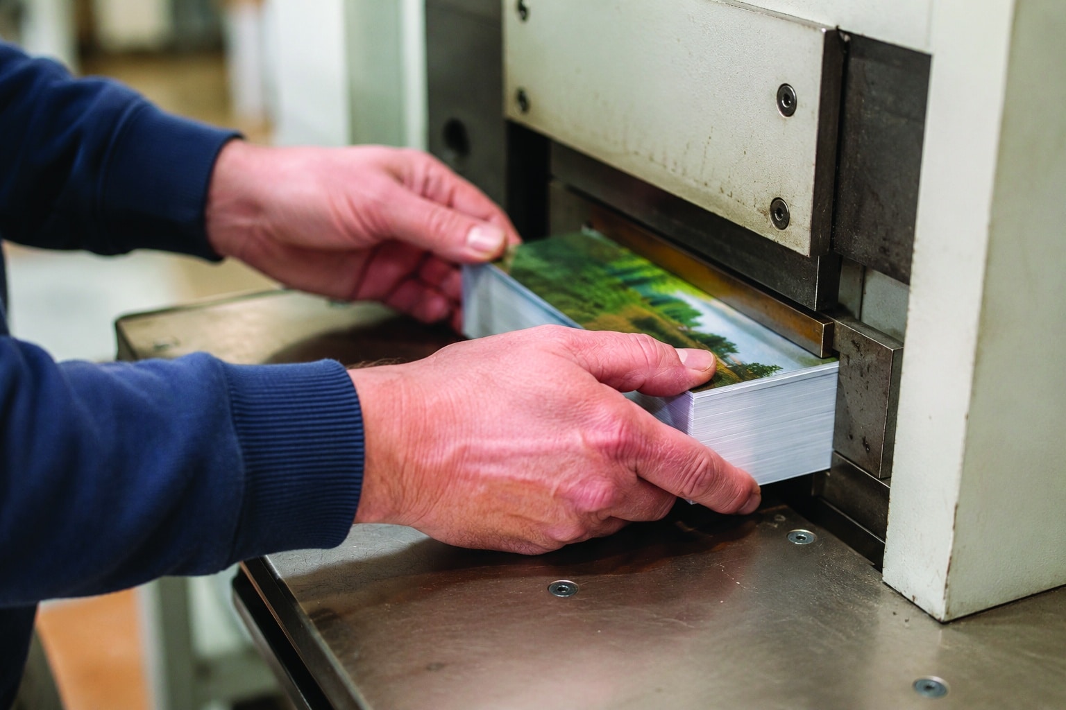 Massicot de façonnage coupant une pile de cartes imprimées