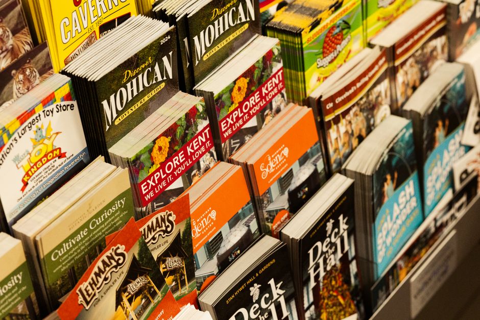Brochure ouverte déployée en éventail