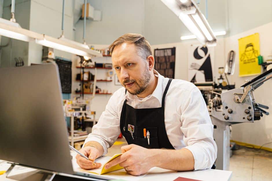 Opérateur professionnel au travail dans un atelier d'impression