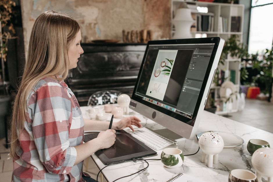 Graphiste préparant des fichiers d'impression sur son écran