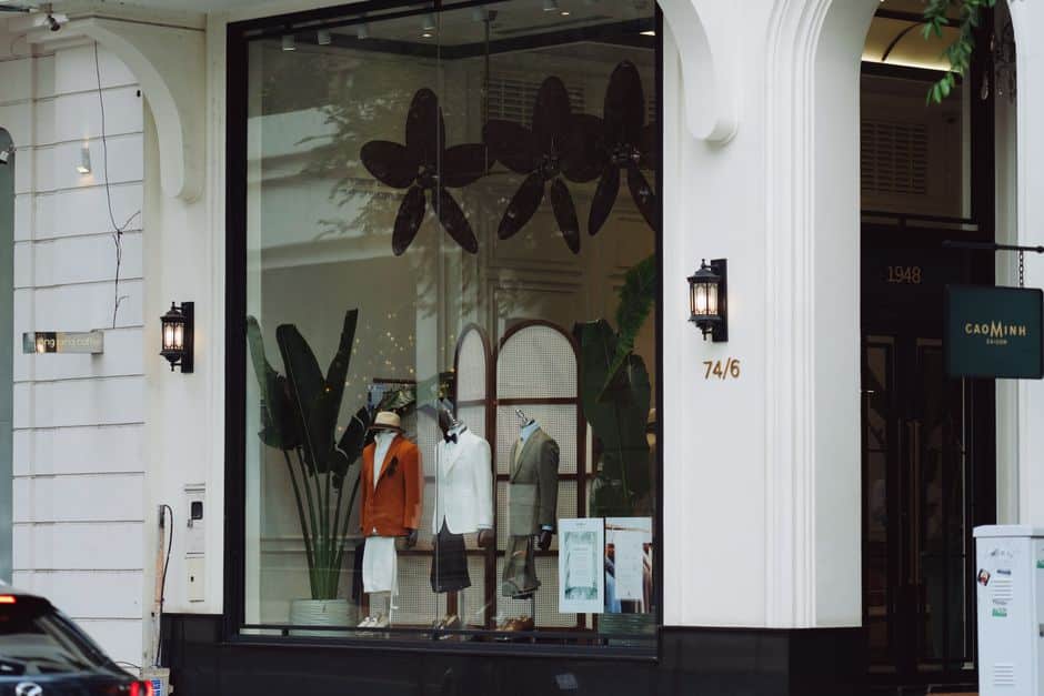 Vitrine de magasin attractive et décorée
