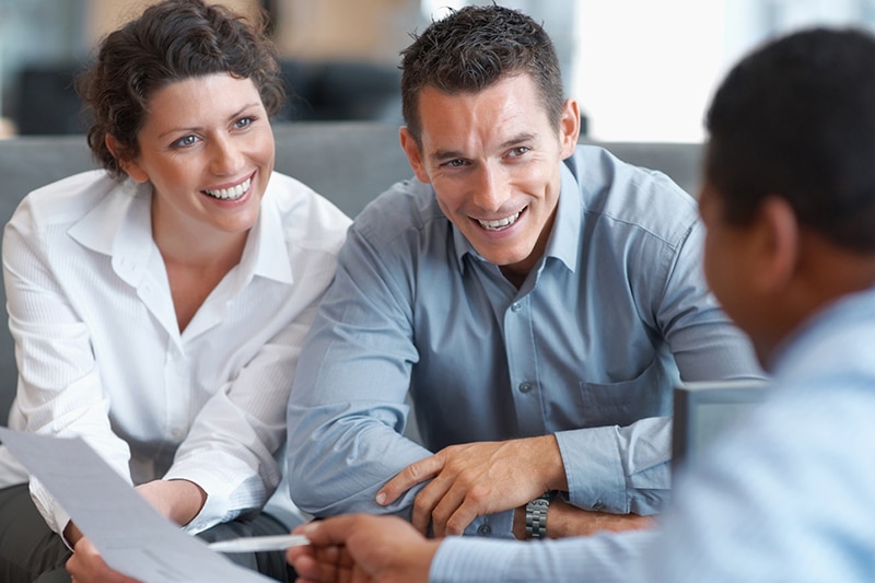 Conseiller Signum et clients échangeant sur un projet d'impression autour de documents