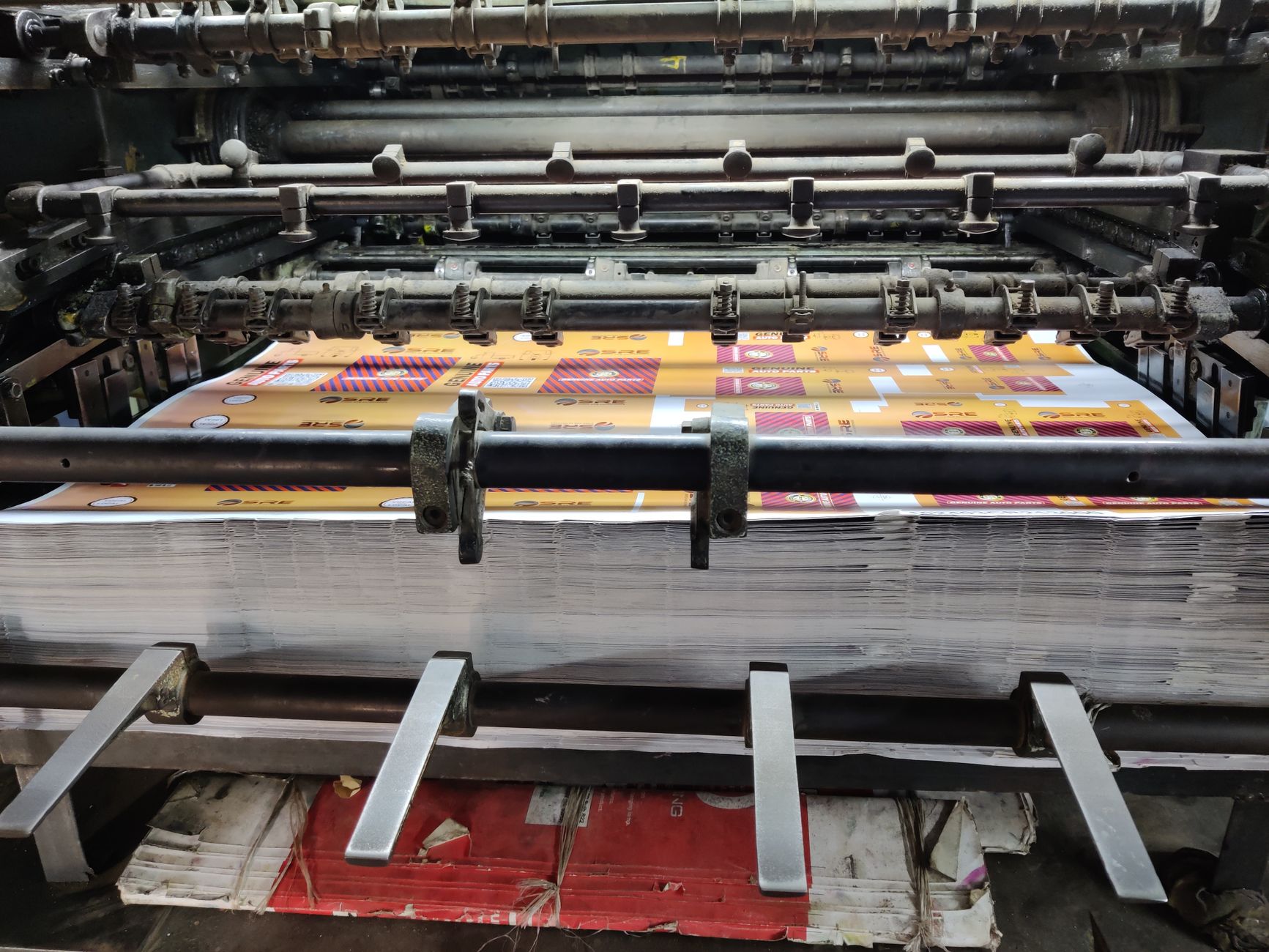 Presse offset feuille traitant des feuilles imprimées en production