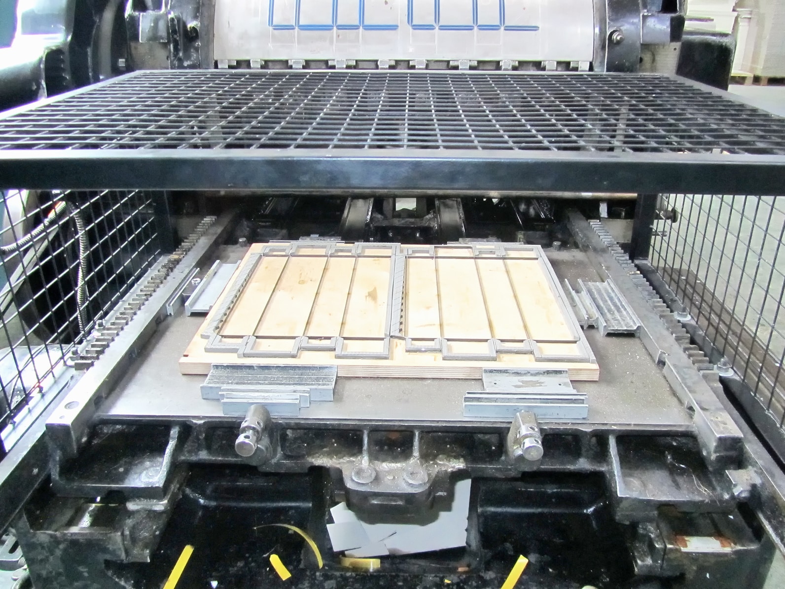 Massicot de façonnage coupant une pile de cartes imprimées