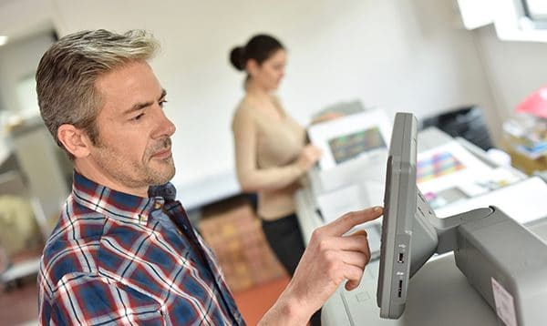 Feuilles imprimées en numérique prêtes pour le façonnage