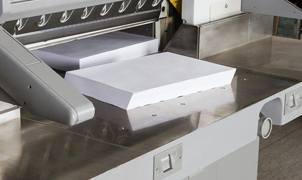 Pile de feuilles imprimées en sortie de presse offset feuille