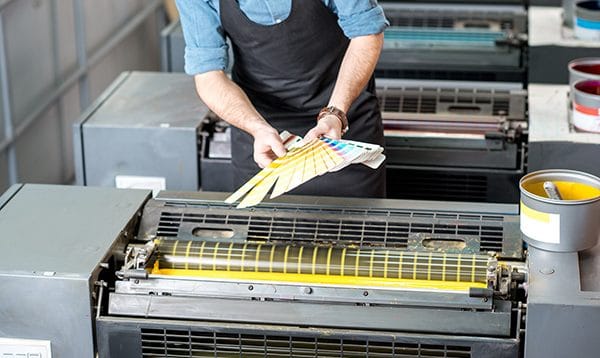 Contrôle couleur au nuancier et calage des encres sur la presse offset