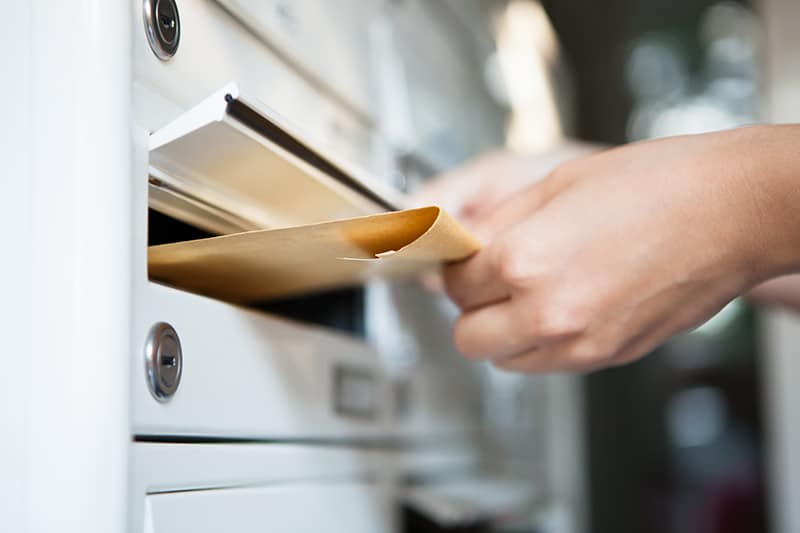 Colis étiquetés prêts pour l'expédition